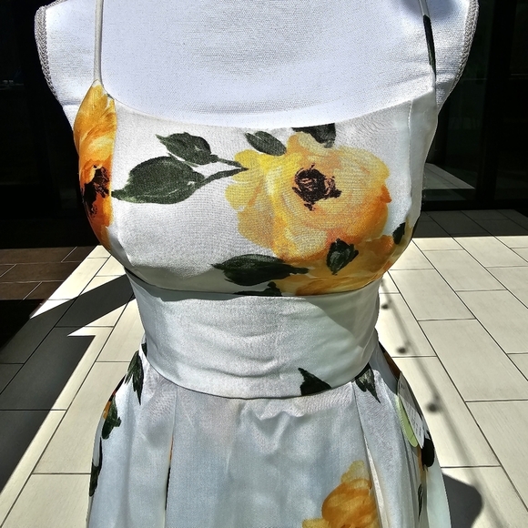Windsor ✦ Floral Fit & Flare Dress ✦ White & Yellow Summer Print w/ Lace-Up Back - Picture 6 of 17